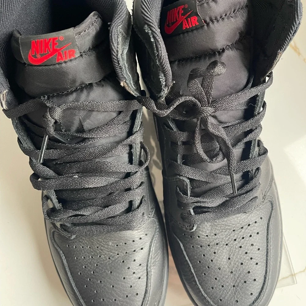 Nike Air Jordan 1 Retro High OG 'Triple Black' sneaker - Picture 5 of 10